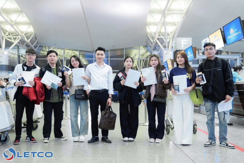 Nhóm du học sinh LETCO tại sân bay