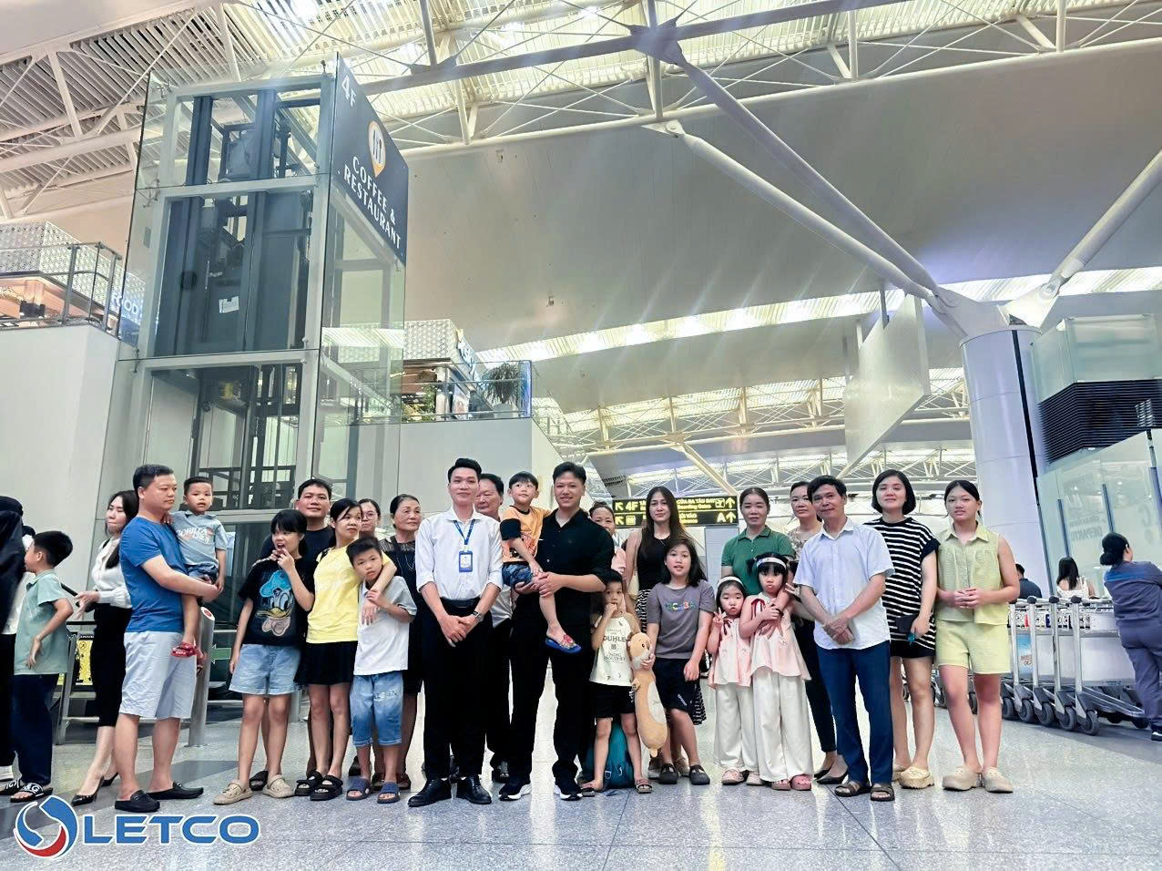 Gia đình tiễn học viên